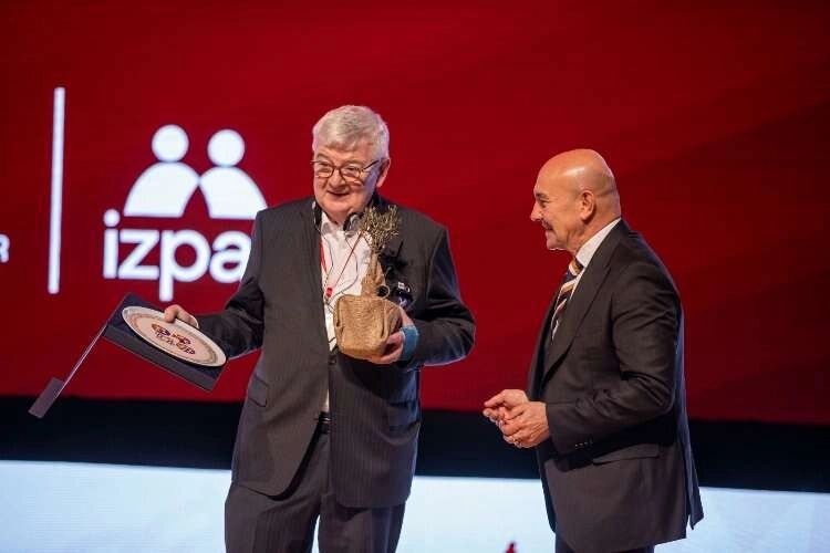 Joschka Fischer'dan İzmir'de barış mesajı haberinin görseli