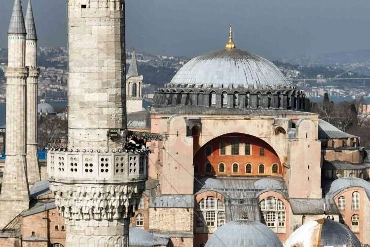 Sultanahmet Camii'nin mahyası asıldı: 