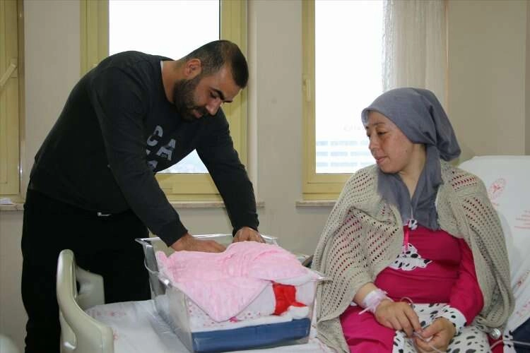 Depremzede kadının ikiz bebek mutluluğu haberinin görseli