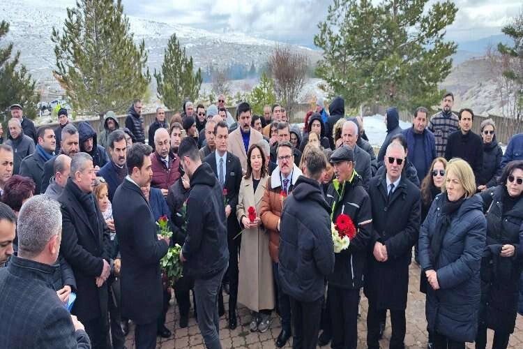 Aşık Veysel mezarı başında anıldı haberinin görseli