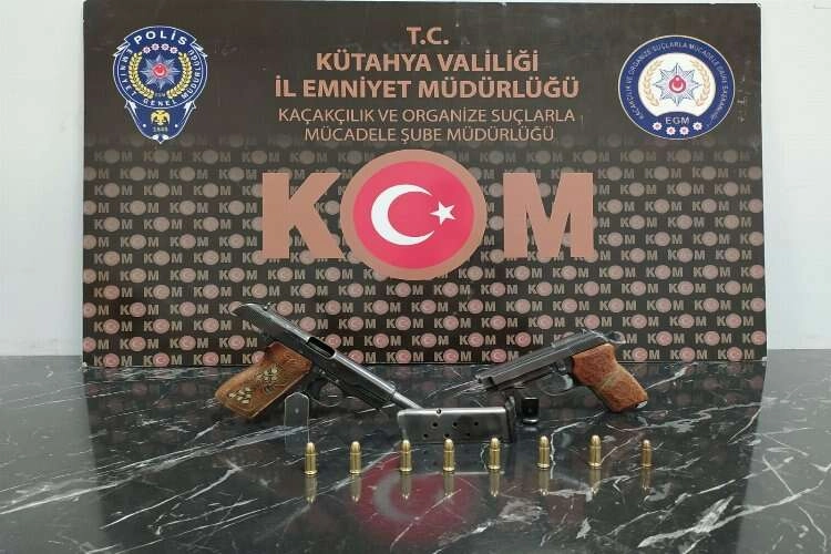 Kütahya'da yasa dışı silah operasyonu: 5 gözaltı haberinin görseli