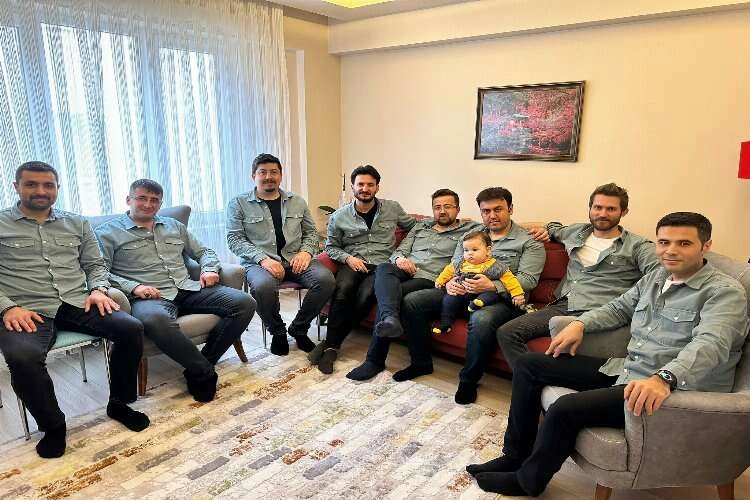 Eşlerinin gömlek sürprizi film senaryosu gibi haberinin görseli