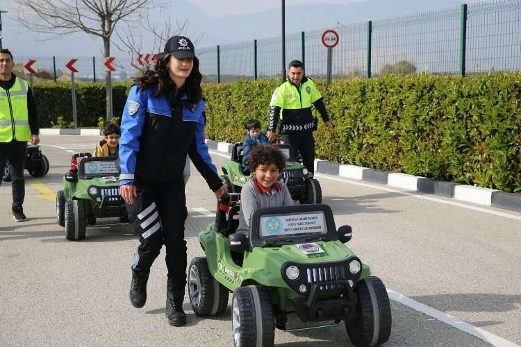 Manisa'da depremzede çocuklar trafik kurallarını öğrendi haberinin görseli