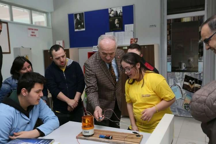Özel öğrenciler eğlenceli deneyler yaptı haberinin görseli