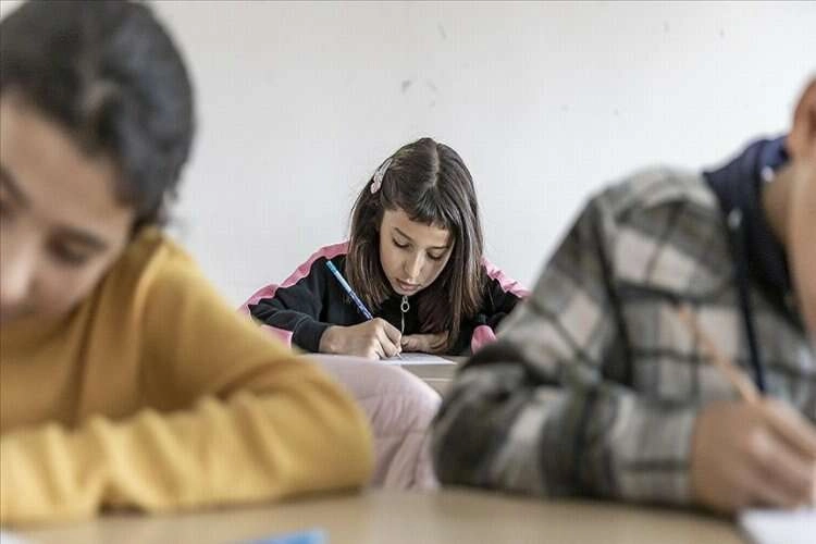 Deprem bölgesinde bazı ilçelerde kademeli olarak eğitim başlayacak haberinin görseli