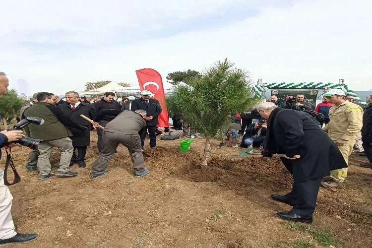 İzmir'de '6 Şubat 2023 Deprem Şehitleri Hatıra Ormanı' töreni haberinin görseli