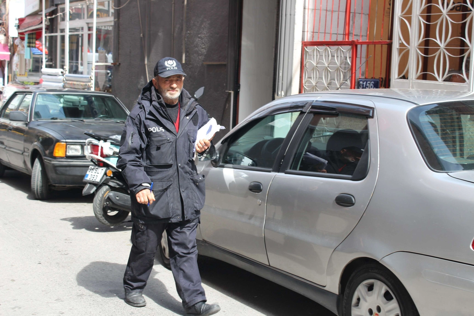 Gönüllü polis Sinan Amca hayali cezalar yazıyor