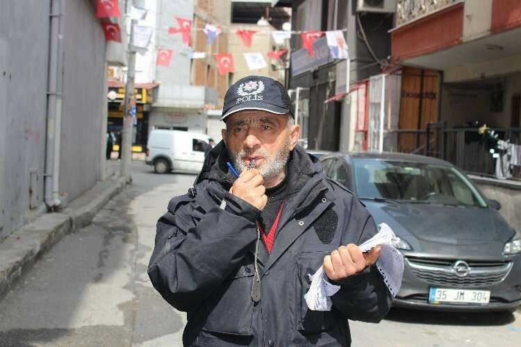 Gönüllü polis Sinan Amca hayali ceza kesiyor haberinin görseli