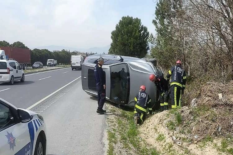 Denizli'de araç takla attı: 2 yaralı haberinin görseli