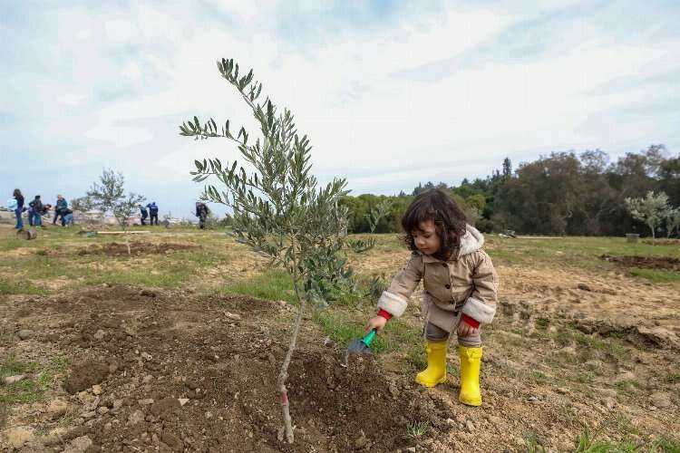 Gaziemir’de fidanlar toprakla buluştu haberinin görseli