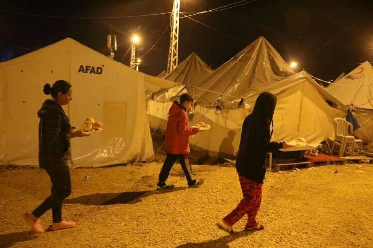 Deprem bölgesinde ilk sahur çadırlarda yapıldı haberinin görseli