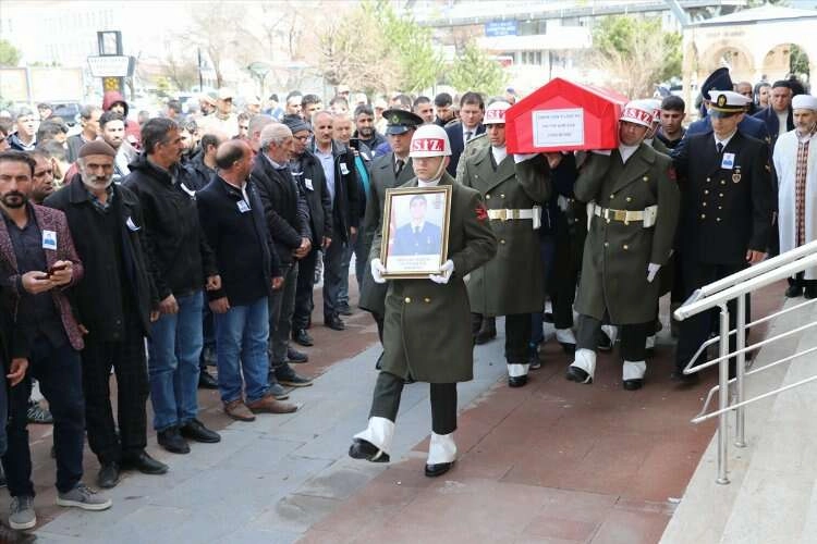 İzmir'de ölen astsubayın cenazesi Erzincan'da toprağa verildi haberinin görseli