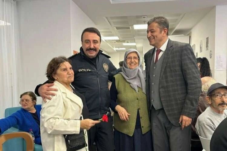 Polisten huzurevine duygulandıran ziyaret haberinin görseli