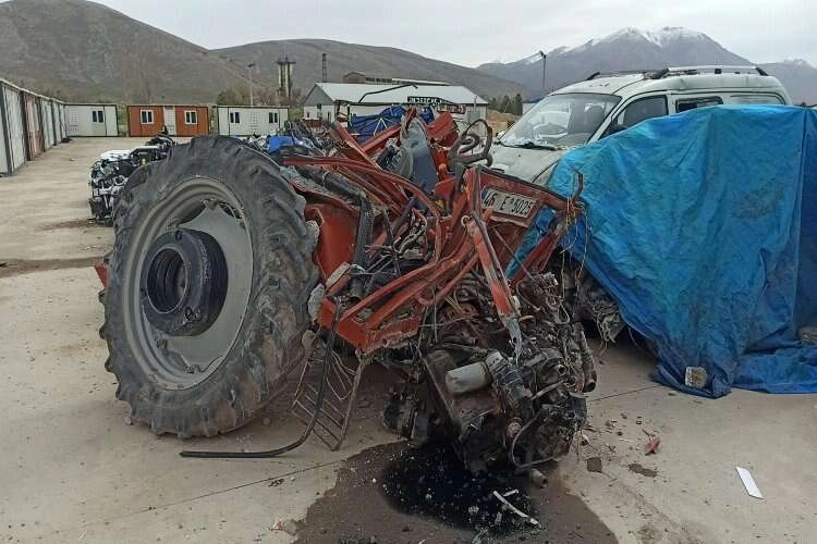 Enkaz altından çıkan traktörler, yeniden tarlaya dönüyor haberinin görseli