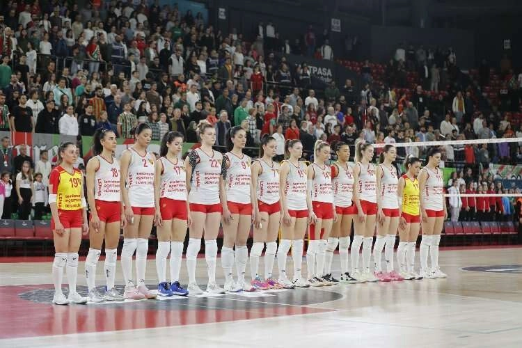 Göztepe Voleybol, liderlliğe göz kırptı haberinin görseli