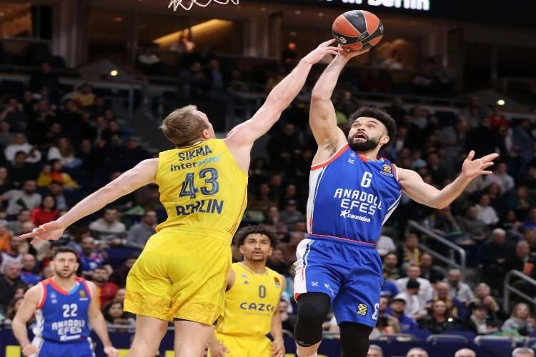 Anadolu Efes, Berlin deplasmanında son saniyede kaybetti haberinin görseli