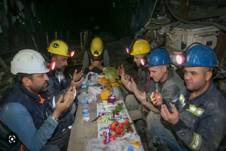 Baret ışığının altında ilk iftarlarını yaptılar haberinin görseli