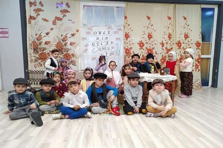 Minikler Yaşlılara Saygı Haftasında büyüklerini unutmadı haberinin görseli