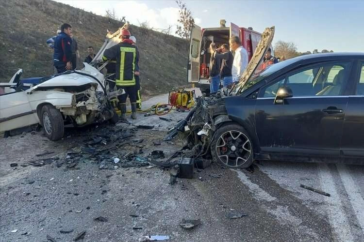 Kütahya'da iki araç kafa kafaya çarpıştı haberinin görseli