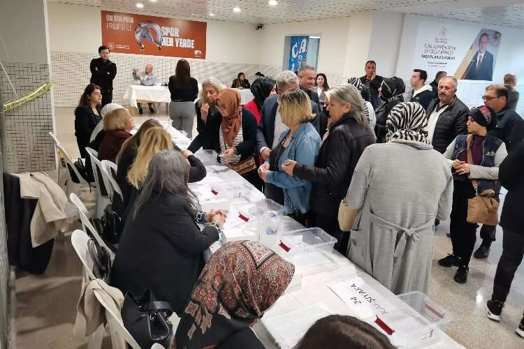 AK Parti İzmir temayüle gitti, aday adayları oylanıyor haberinin görseli