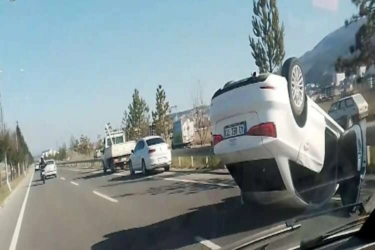 Kütahya'da otomobil takla atarak ters döndü haberinin görseli