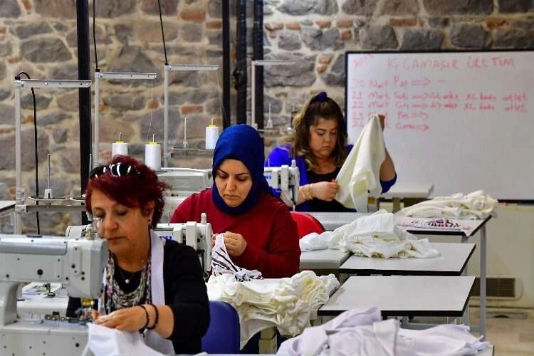 Meslek Fabrikası depremzedeler için çamaşır üretiyor haberinin görseli