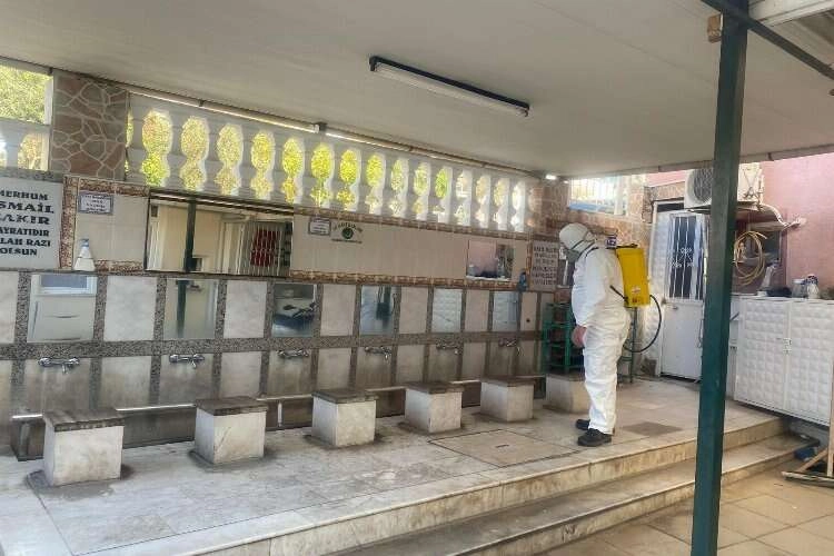 Bayraklı’da camiler dezenfekte ediliyor haberinin görseli