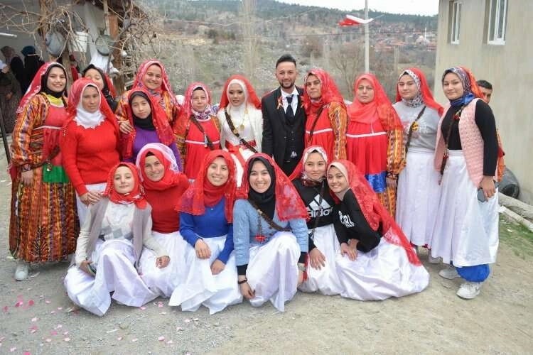 Sosyal medyada tanıştı Denizli'ye gelin geldi haberinin görseli