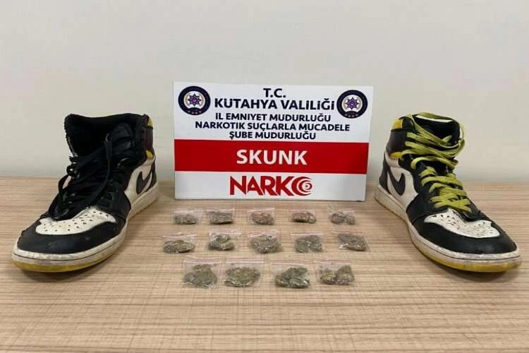 Ayakkabı tabanına gizlediği uyuşturucuyla yakalandı haberinin görseli