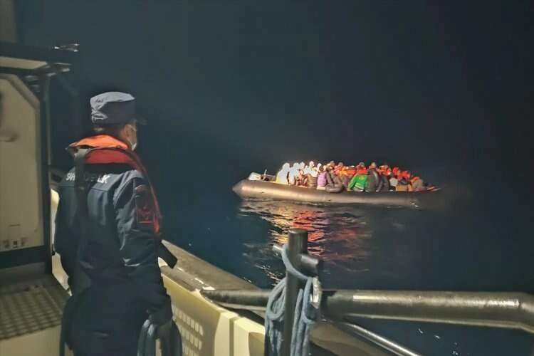 İzmir açıklarında düzensiz göçmen hareketliliği haberinin görseli