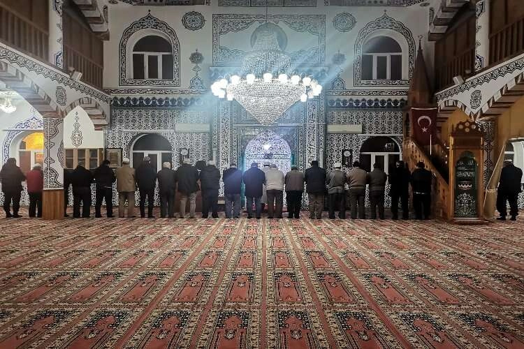 Kapıya siper oldu, cemaati camiye sokmadı haberinin görseli