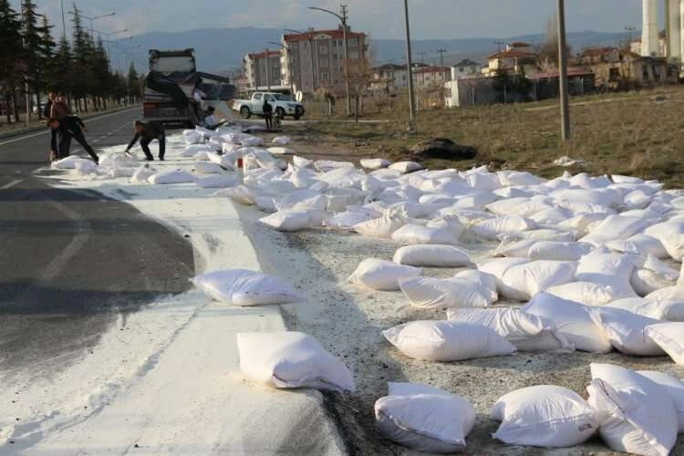 Şarampole giren tırdaki un çuvalları asfaltı beyaza boyadı haberinin görseli