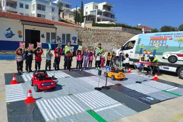 Jandarmadan miniklere trafik eğitimi aşılandı haberinin görseli