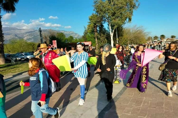 Muğla'da  tiyatro günü  rengarenk kutlandı haberinin görseli