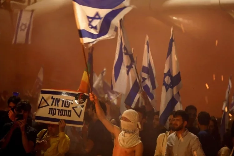 İsrail'de protestolar büyüdü, Netanyahu kararını askıya aldı haberinin görseli