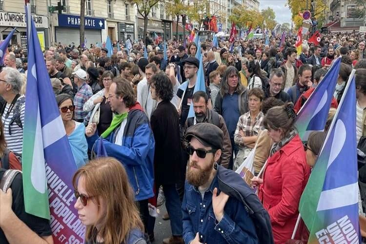 Protestocular Louvre Müzesi'nin girişini kapattı haberinin görseli