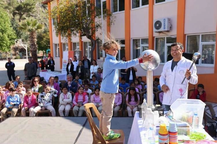 Eğlenceli bilim etkinlikleri Muğla'da çocuklarla tanıştı haberinin görseli