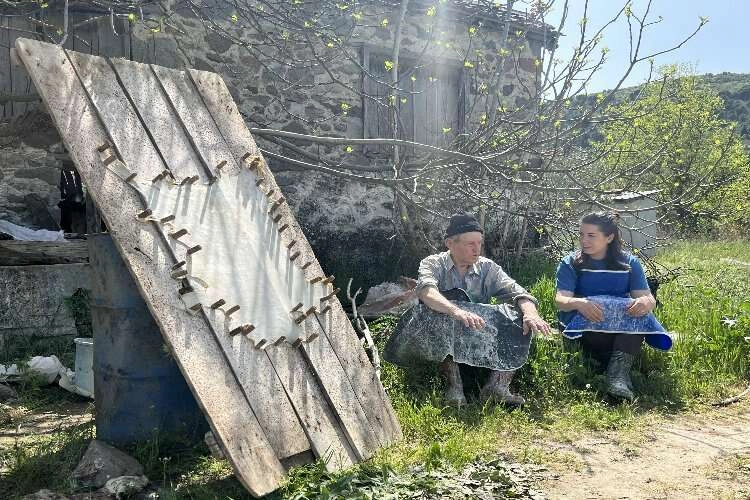 Kadın elinde hayat bulan parşömenler haberinin görseli