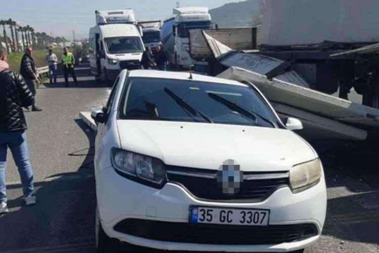 İzmir'de şaşırtan kaza: Aracın üzerine duvar düştü haberinin görseli