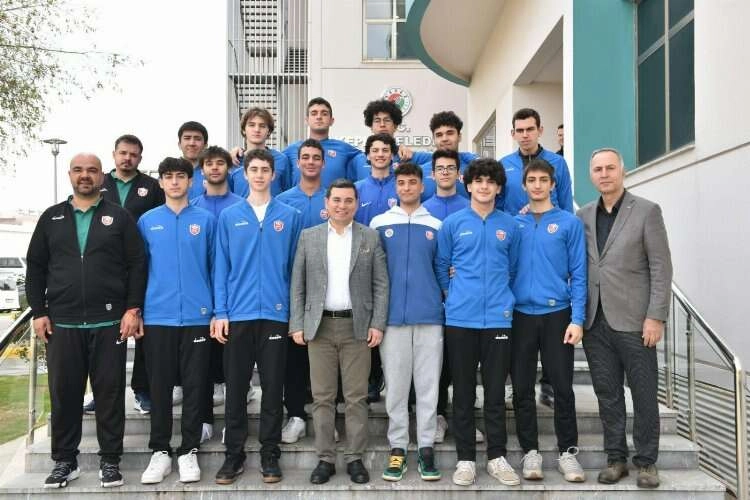 Kepez Belediye Başkanı Hakan Tütüncü, basketbolcuları ağırladı haberinin görseli