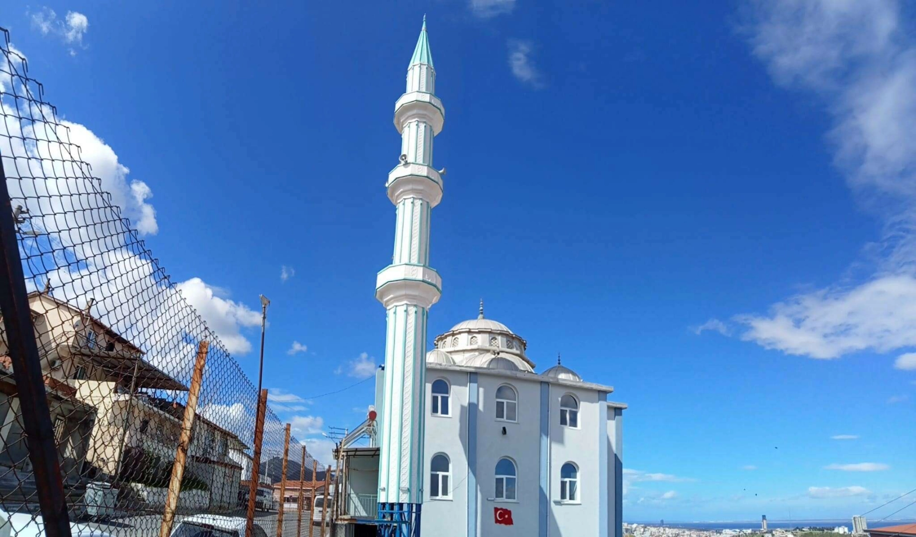 İzmir'de cami minaresi beşik gibi sallandı