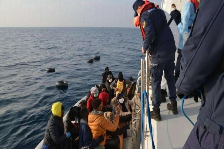 İzmir'de göçmen hareketliliği: 69 kişi kurtarıldı haberinin görseli