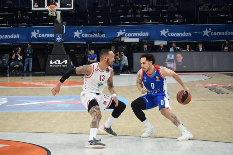 Anadolu Efes evinde Milano'yu farklı yendi haberinin görseli