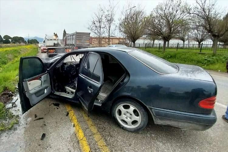 Manisa'da tırla otomobil çarpıştı: 1 ölü haberinin görseli