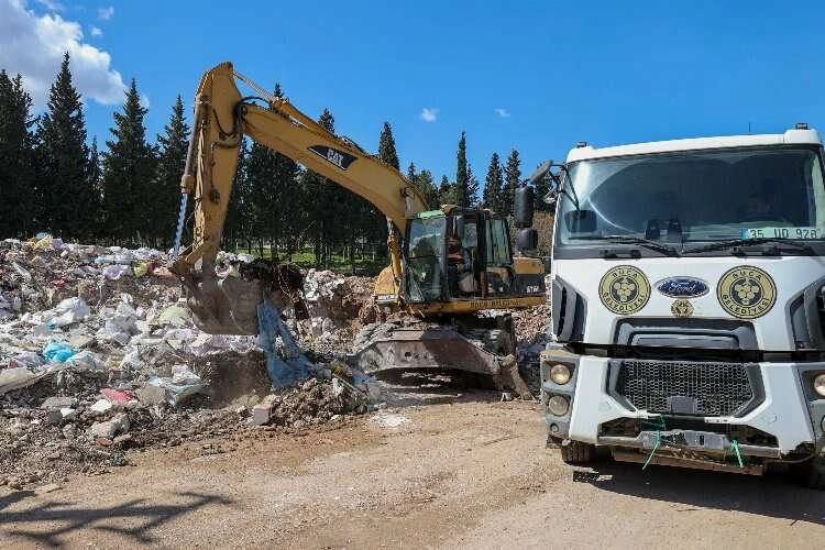 Buca Belediyesi’nden kaçak molozla mücadele haberinin görseli