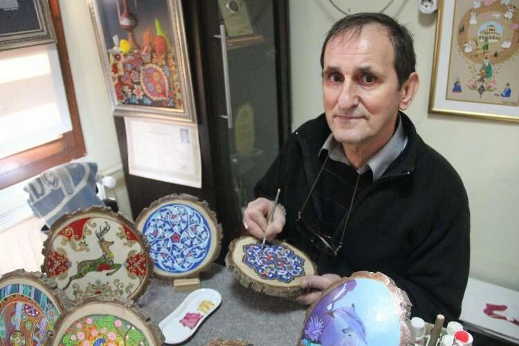 Doğadaki kütüklerden sanat eseri oluşturuyor