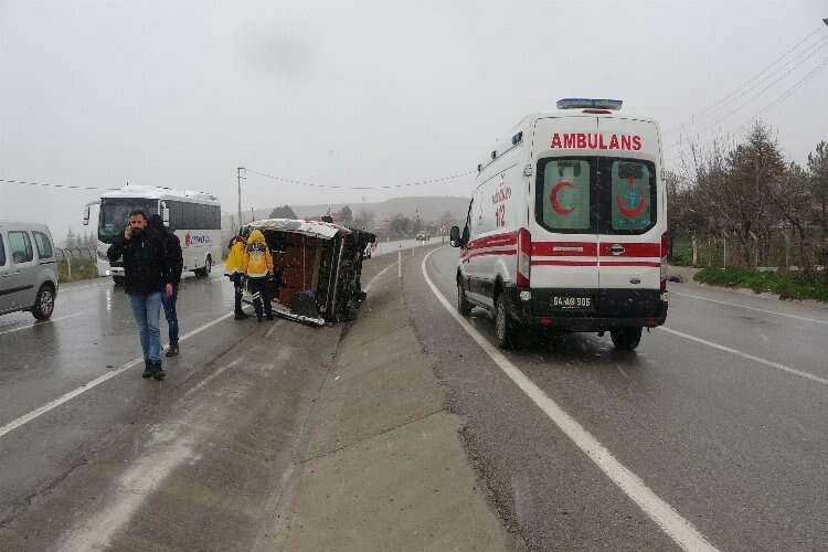 Uşak'ta işçi servisi devrildi: Yaralılar var