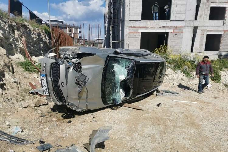 Direksiyon hakimiyetini kaybedip inşaat alanına devrildi haberinin görseli