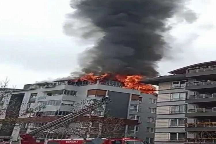 Denizli'de bir apartman çatısı alevler içinde kaldı haberinin görseli