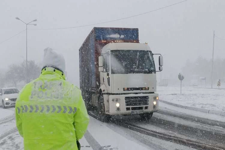 Bolu Dağı geçişi trafiğe kapandı haberinin görseli